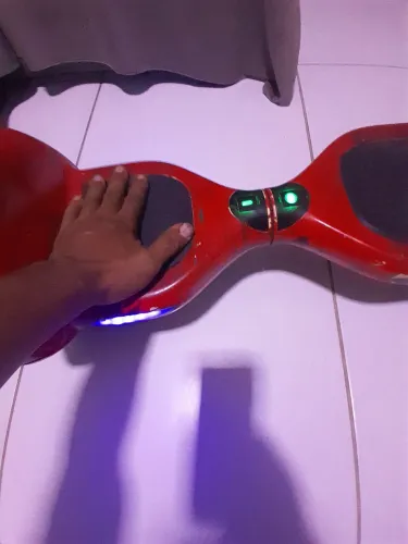 Hoverboard squete eletrico de 10 polegadas funcionando normalmente é só subir e andar.
