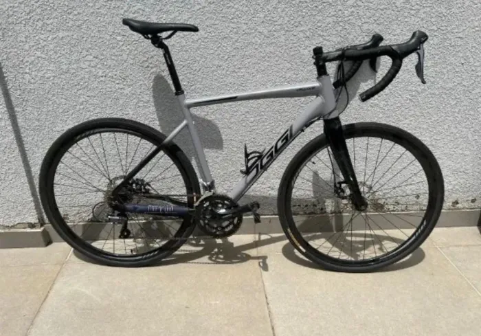Bicicleta Oggi com rolo e sapatilha