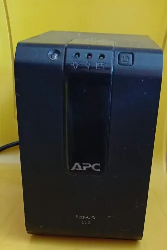 Nobreak APC Back-UPS 600VA precisando trocar bateria