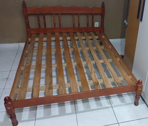 Cama de casal em madeira