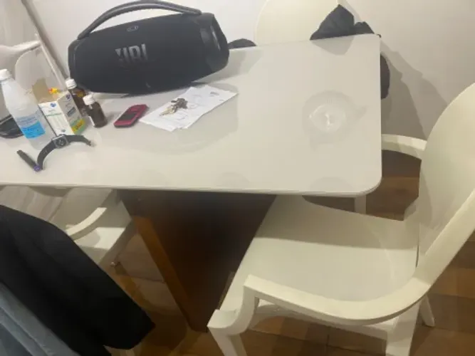 Mesa retangular com 4 cadeiras de plástico lindas 