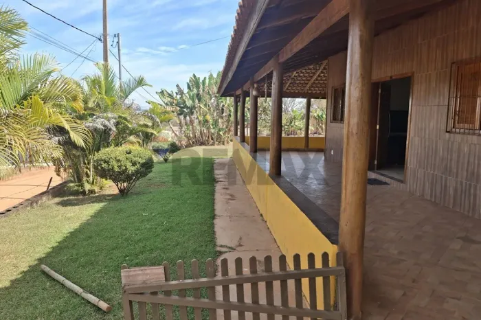 Casa de Campo com 300 m² de Construção no Chacreamento Aroeira Delfinópolis/MG