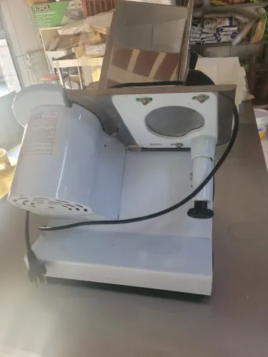 Edtou vendendo uma fatiadora 1500,00 reais semi nova