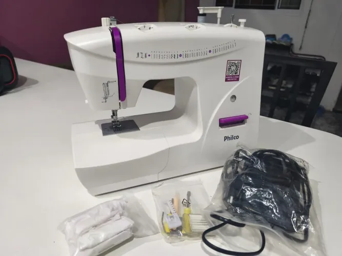Maquina De Costura Philco Portátil Pmc33b Cor Branco