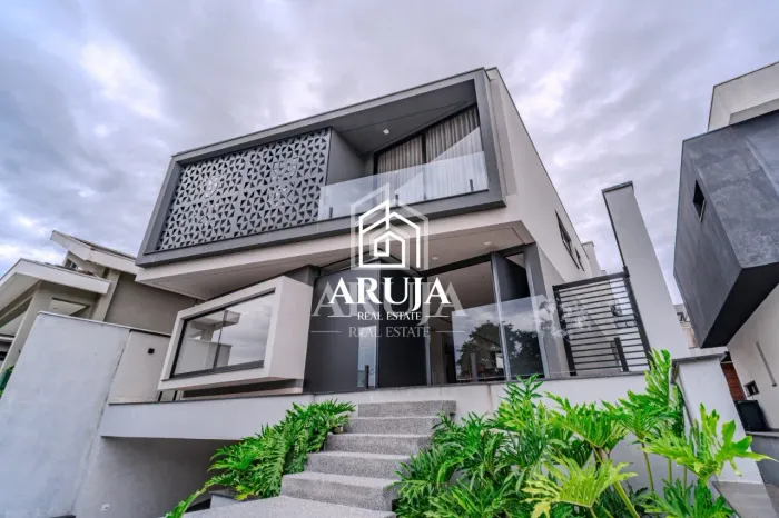 Casa de Alto Padrão com 4 Suítes e Piscina em Condomínio em Arujá