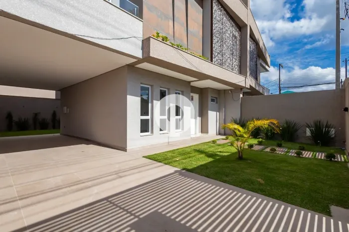 Sobrado à venda com 3 suítes e quintal