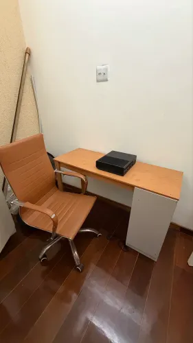 Escrivaninha e cadeira