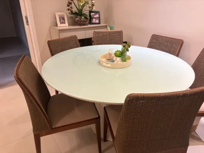 Mesa de jantar 6 lugares com cadeiras em madeira maciça e acabamento ratan semi nova