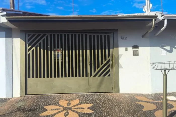 Casa 3 dormitórios, 2 vagas no Jardim Celina, próximo a Avenida Loreto e escolas e comérci