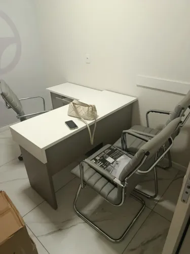 Mesa para escritório com gavetas e portinha