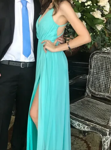 VESTIDO DE FESTA LONGO AZUL TURQUESA / VERDE ÁGUA - FLUIDO E COM COSTAS TRANÇADAS