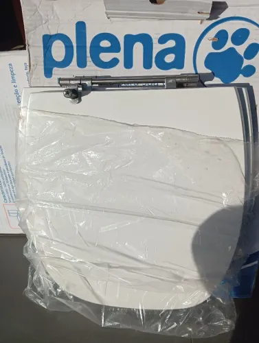 Duas tampas de caso sanitário 