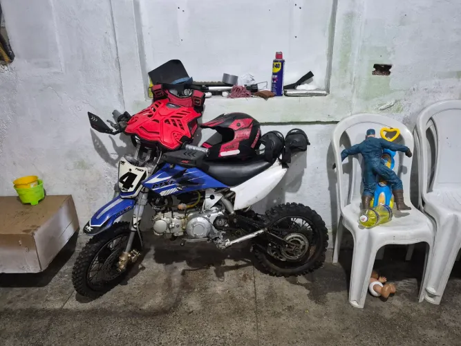 Vendo essa linda mini moto cross 100cc com capacete protetor de peito e joelheiras 