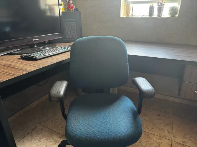Mesa em L e cadeira