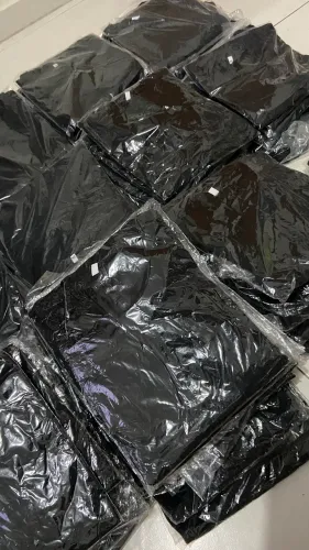Estoque de camisetas lisa preta