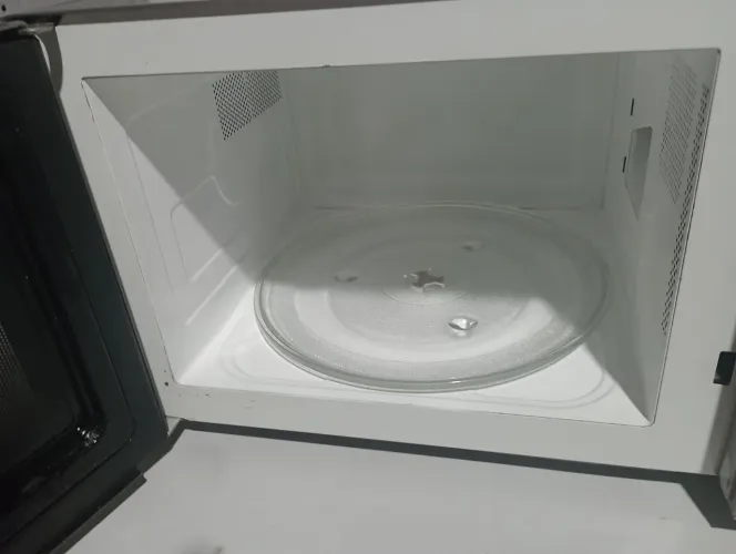Microondas semi-novo,todo revisado com garantia de 6 meses de mão de obra pelo técnico.