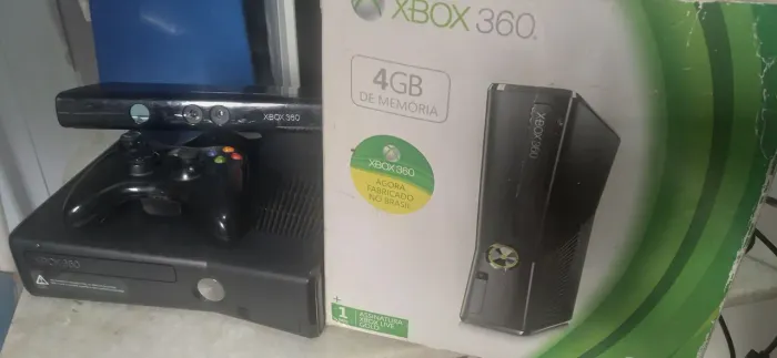 Xbox 360 sim 4gb de memória com Kinect e 1 controle 