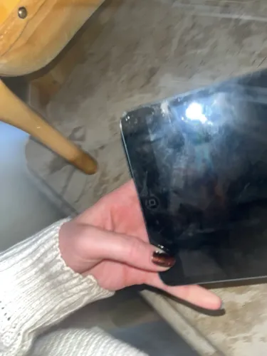 iPad mini preto com Wi-Fi, com a tela trincada