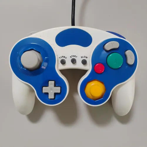 Comando / Controle Estilo GameCube com Conector Wii (Branco e Azul)