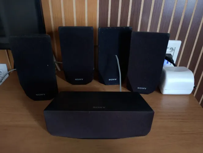 Conjunto com 5 caixas Sony para home theater