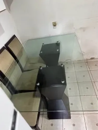 Mesa de vidro com 6 cadeiras