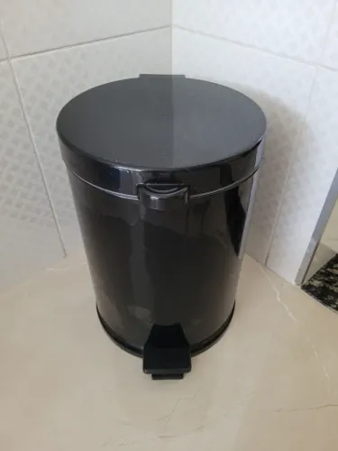 Lixeira 10,5 L - Com pedal - Corpo em aço preta - Com recipiente