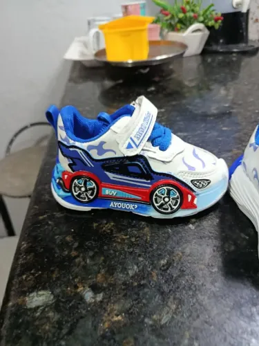 Tenis masculino de carro com pisca pisca