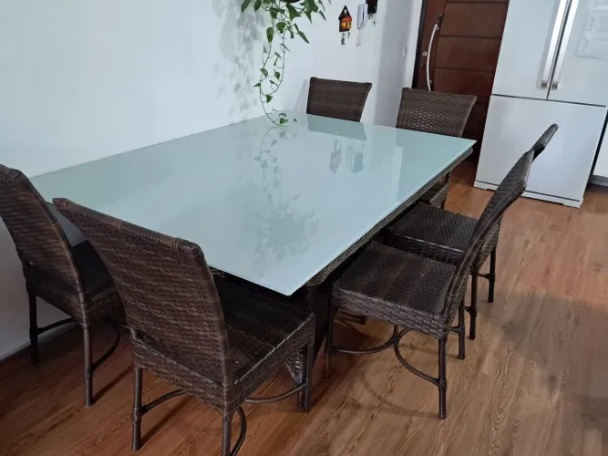Mesa de vime e alumínio área externa