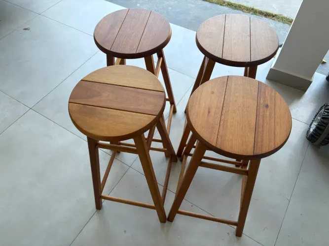 4 banquetas de madeira de eucalipto