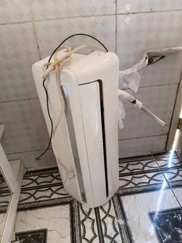 Central de ar 9.000 Btus conservada - Precisa de manutenção no gás