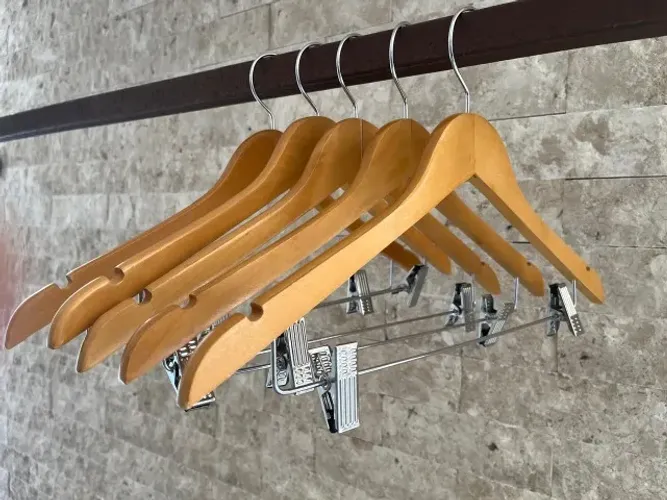 Cabides de Madeira Marfim COM Presilhas de Metal - R$ 6,00 a Unidade (Tenho 155 Unidades!)