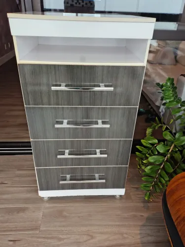 Vendo Cômoda com 04 gavetas em bom estado!