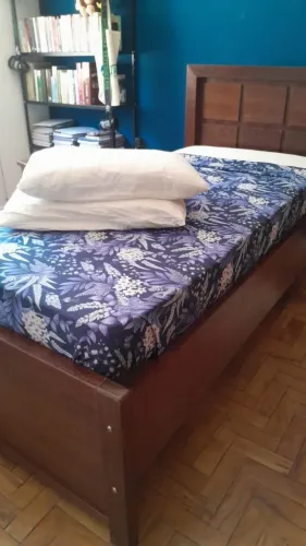 Vendo cama de solteiro em sucupira estilo americano com 3 gavetas embutidas