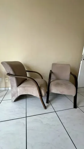 Par de Poltronas Marrom com Braço de Madeira
