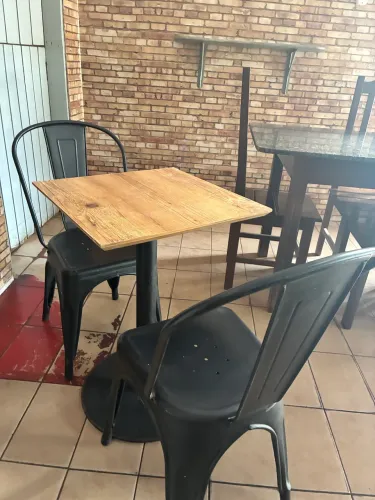 Conjunto Mesa e cadeiras de ferro