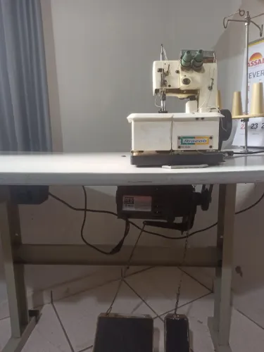 Máquina de costura Galoneira