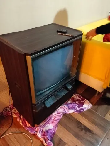 Tv antiga funcionando