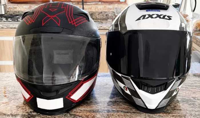 Dois capacetes muito novos