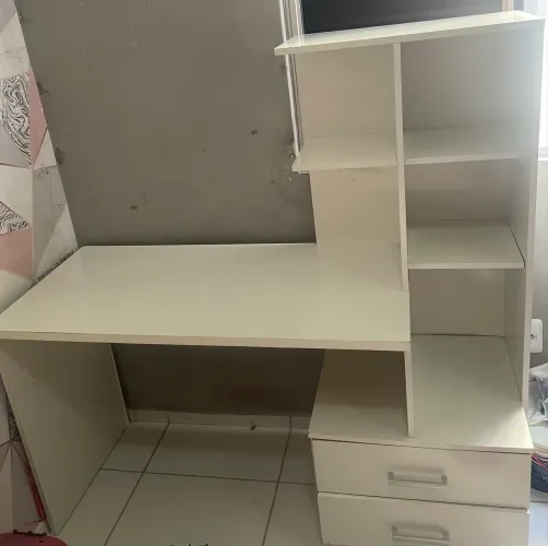 Escrivaninha com Prateleiras e 2 gavetas