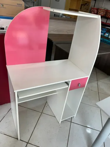 Mesa para PC branca e rosa com gaveta