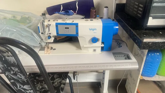 Máquina de costura profissional