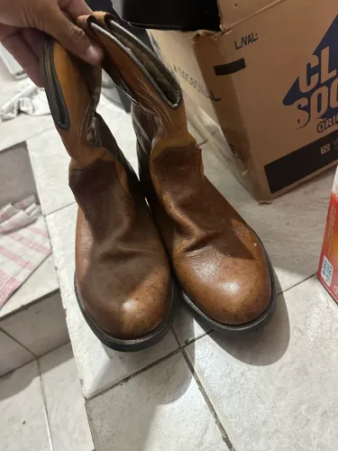 bota country Oliveira, em couro com acabamento tipo avestruz