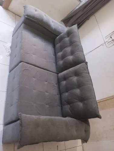 Sofá cama ,tipo retrátil ,bem grande e espacoso