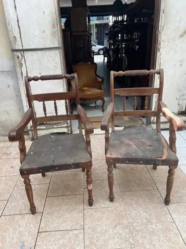 Par de Poltronas Coloniais em Imbuia com Couro