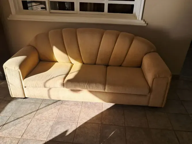 Sofás de 2 e 3 lugares em veludo cotelê amarelo.