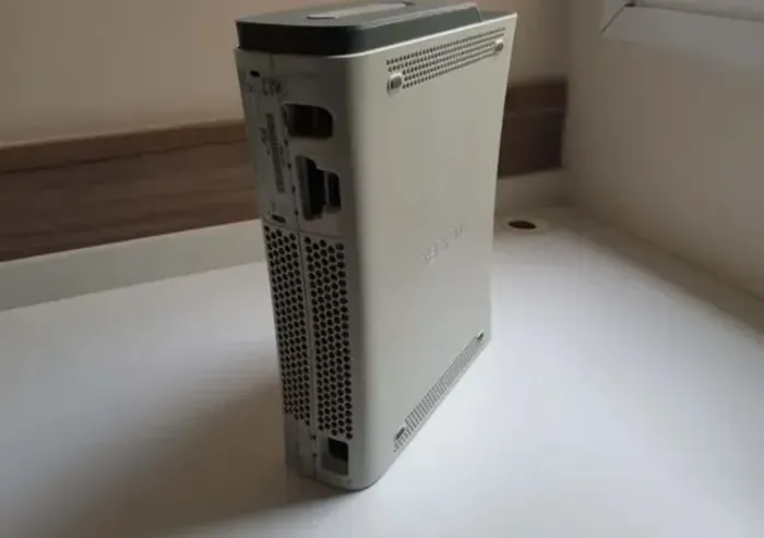 XBOX 360 EDIÇÃO BRANCO SO CONSOLE SEM CABOS SEM CONTROLE SEM HD. FUNCIONANDO 100%