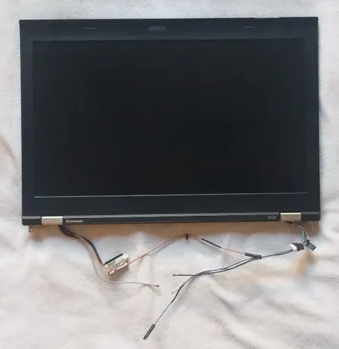 Tela led slim 14 polegadas(com defeito, resolução 1366 x 769 Pixels, com moldura e carcaça