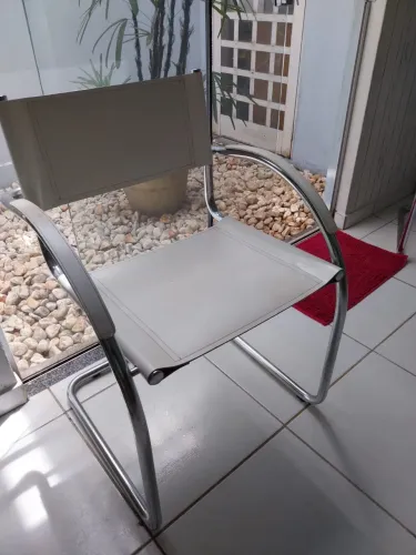 2 Cadeiras de couro legítimo branca