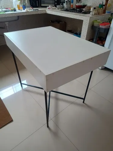 Mesa com pé dobrável 