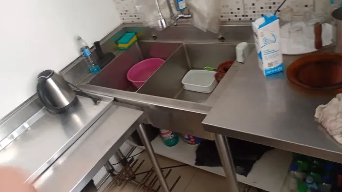 Pia inox com pés e bancadas 